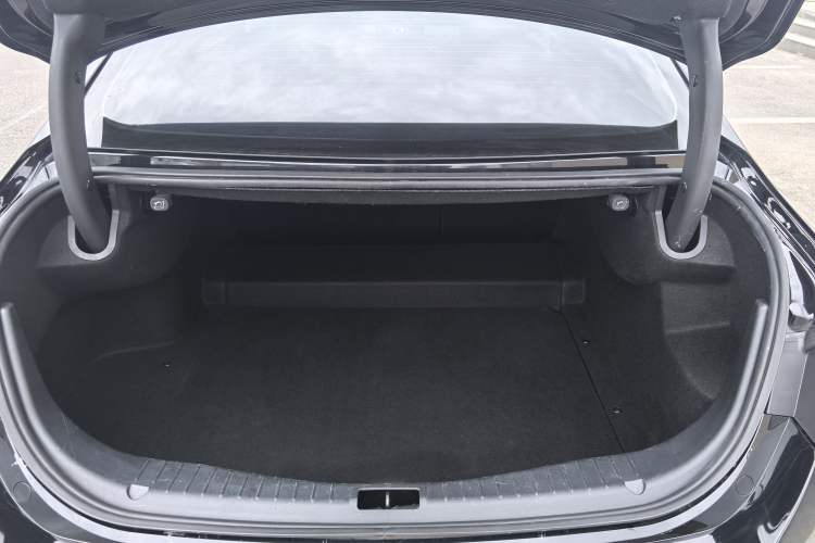 Used Hongqi H5 2022 Classic Model 1.8T Automatic Smart Connect Flagship Edition Trunk