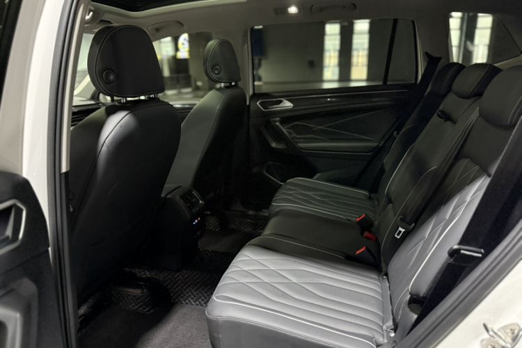 Used Volkswagen Tiguan L 2022 330TSI Automatic Two-Wheel Drive R-Line Enhanced Edition Interior 3