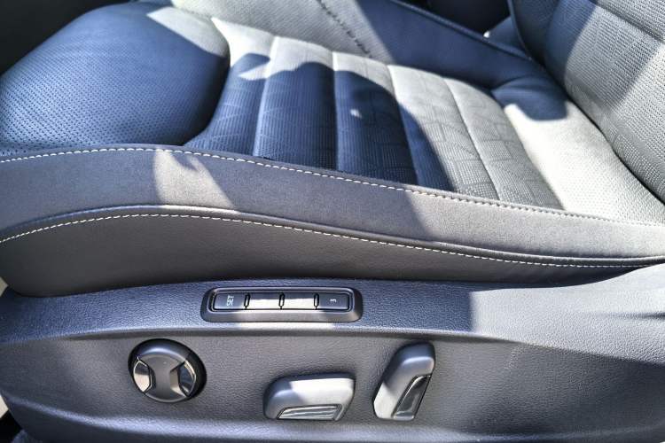 Used Volkswagen FAW-Volkswagen CC 2023 380TSI Striking Edition Interior 3