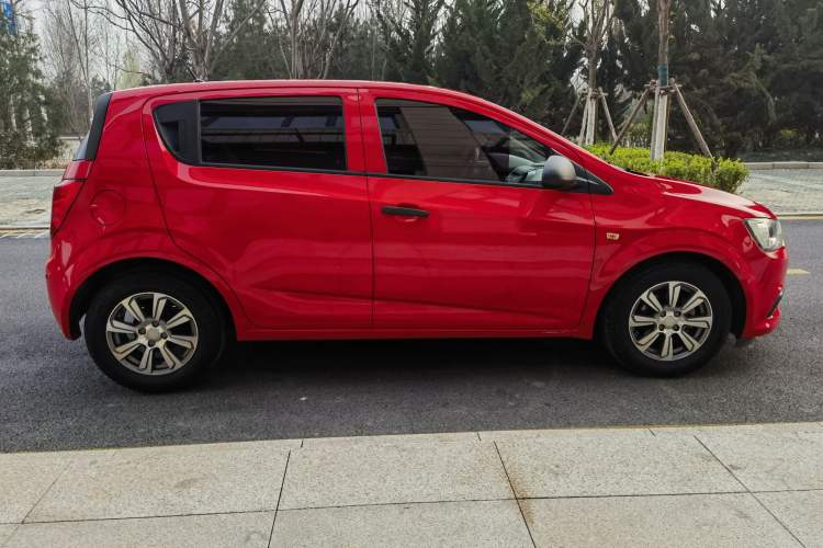 Used Chevrolet Aveo Sonic 2014 Hatchback 1.4SL AT Fashion Edition
