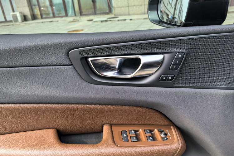 Used Volvo XC60 2021 T5 4x4 Smart Luxury Edition Interior 6