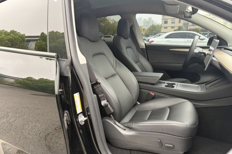 Used Tesla Model Y 2021 Standard Range Rear-Wheel Drive Version Right Front Seat