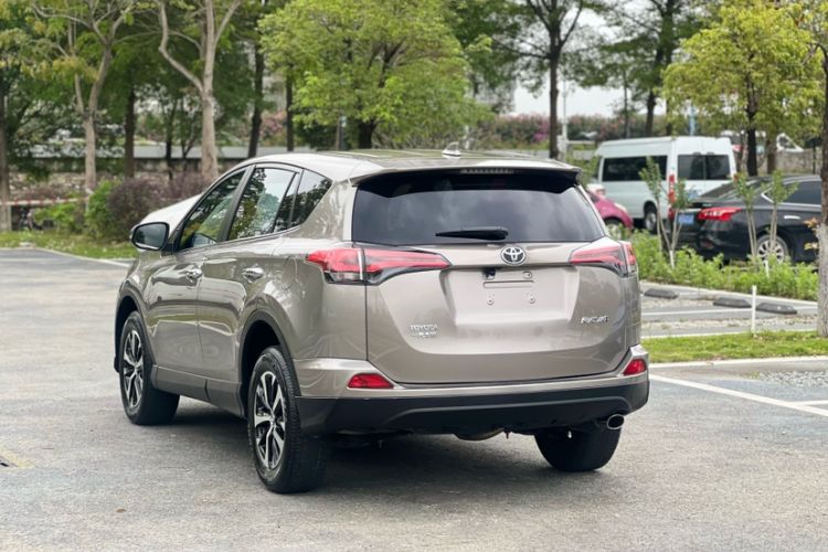 Used Toyota RAV4 2019 2.0L CVT Two-Wheel Drive Luxury Version China VI Standard Exterior 4