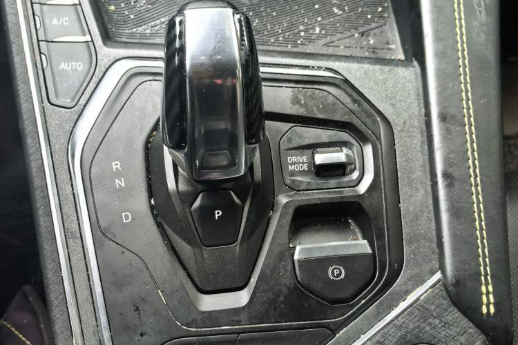 Used Lynk & Co 05 2020 2.0TD Two-Wheel Drive Shine Halo Gear Lever