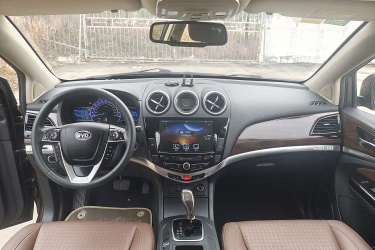 Used BYD S7 2016 2.0T Automatic Prestige Plus Interior 3