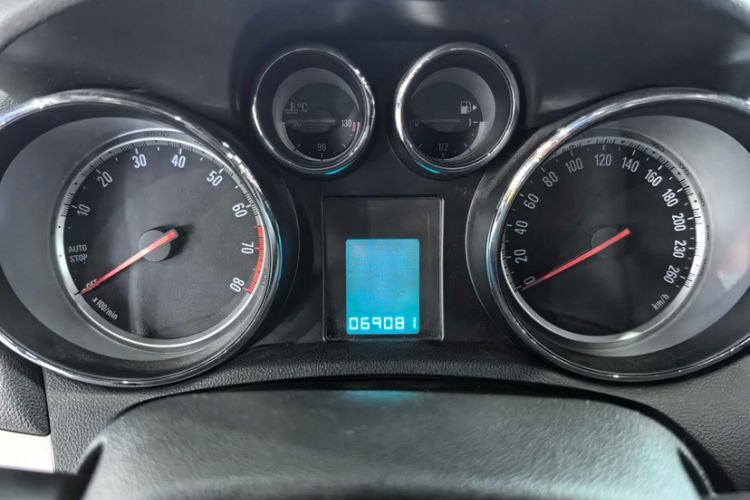 Used Buick Encore 2015 1.4T Automatic Two-Wheel Drive Urban Elite Version Odometer Close Up