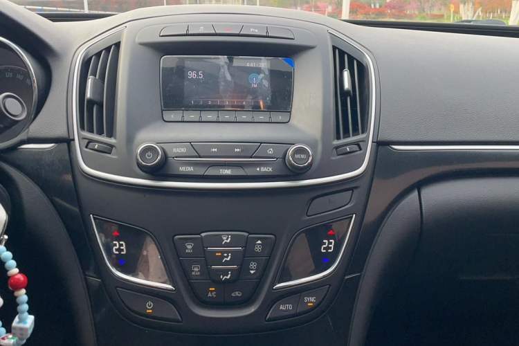 Used Buick Regal 2015 1.6T Leading Technology Model Audio And AC Panel