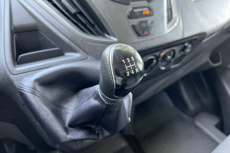 Used Ford Transit 2019 2.0T Diesel Van Mid-Chassis Mid-Roof 3-Seater China VI Standard