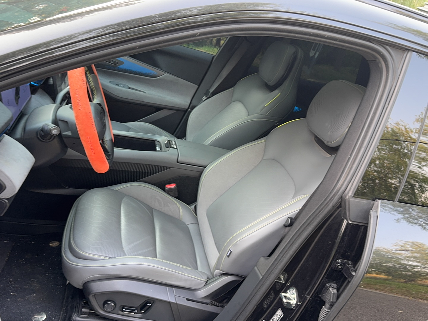 Переднее сиденье в автомобиле