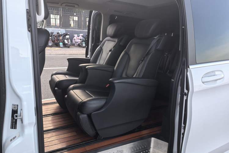 Used Mercedes-Benz V-Class 2017 V 260 L Prestige Extended Edition Interior 3