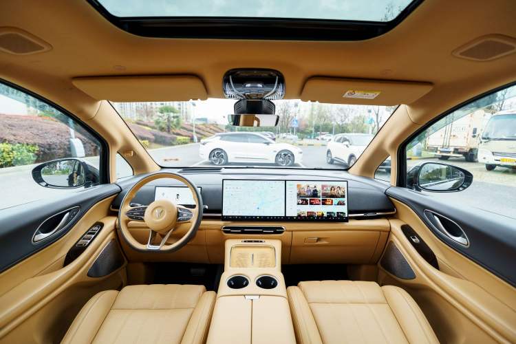 Used VOYAH Dream 2025 PHEV Four-Wheel Drive Prestige Kunpeng Edition
