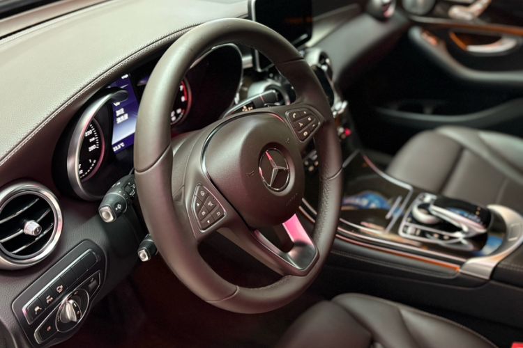 Used Mercedes-Benz GLC 2017 GLC 260 4MATIC Luxury Model Interior 3