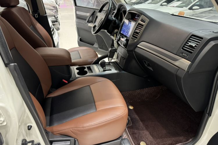 Used Mitsubishi Pajero  Interior 9