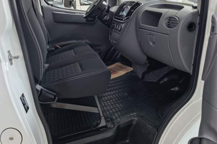 Used SAIC MAXUS Xintu V80 2023 2.0T AMT Classic Aoyuntong Short Wheelbase Mid-Roof 5/6-Seater Exterior 11