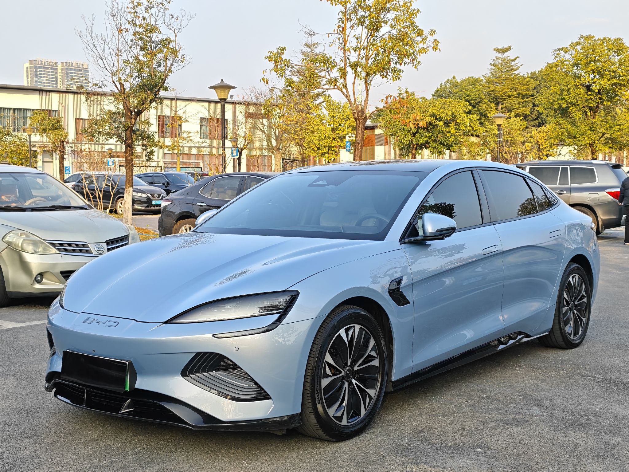 Под передней частью автомобиля