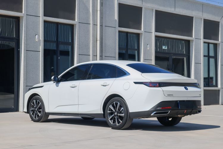 Used CHANGAN Eado 2025 Blue Whale 1.5T 500Bar Prestige Model Exterior 4