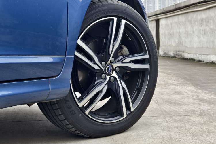 Used Volvo XC60 2017 T5 AWD Personalized Sport Upgrade Edition