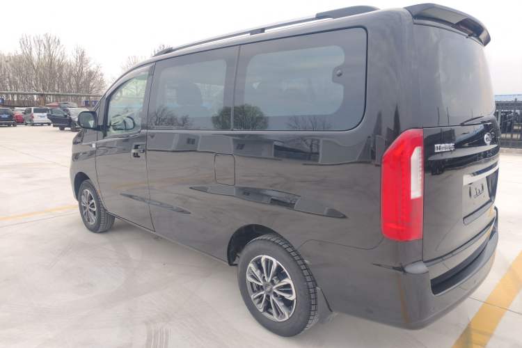 Used JAC Refine M3 2022 1.8L 7-seat Standard Edition
