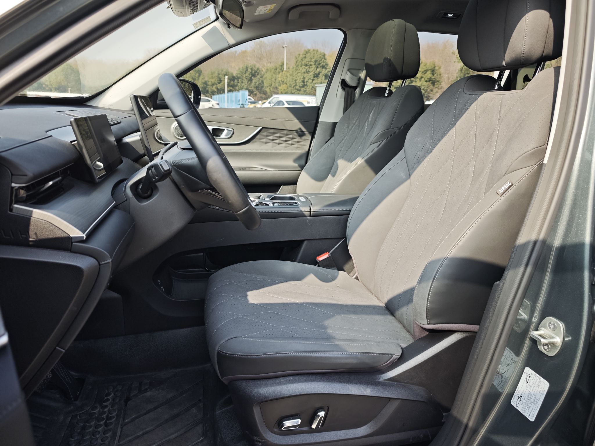 المقاعد الأمامية داخل السيارة