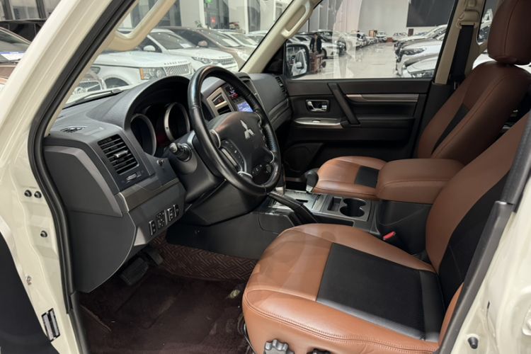 Used Mitsubishi Pajero  Interior 1