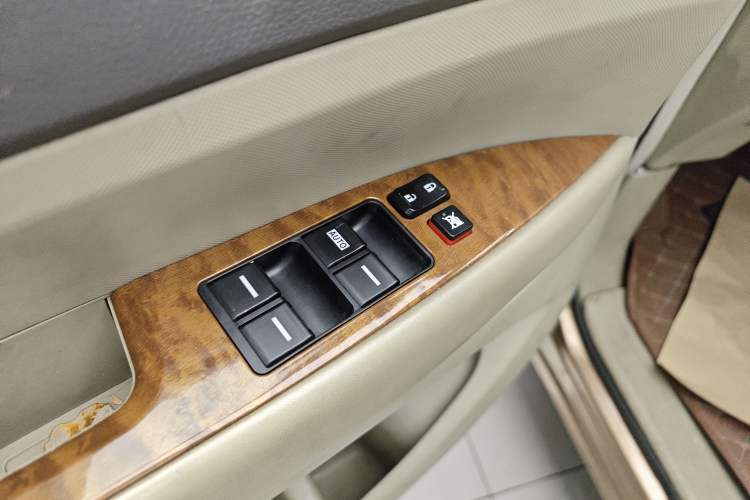 Used BYD M6 2013 2.4L Automatic Luxury Model
