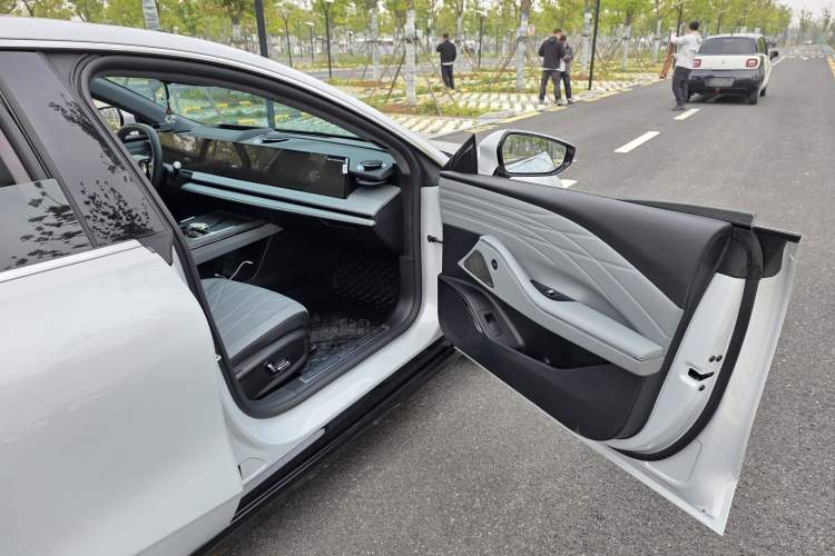 Used Geely Galaxy E8 2025 575 km Exploration Intelligent Driving Edition
