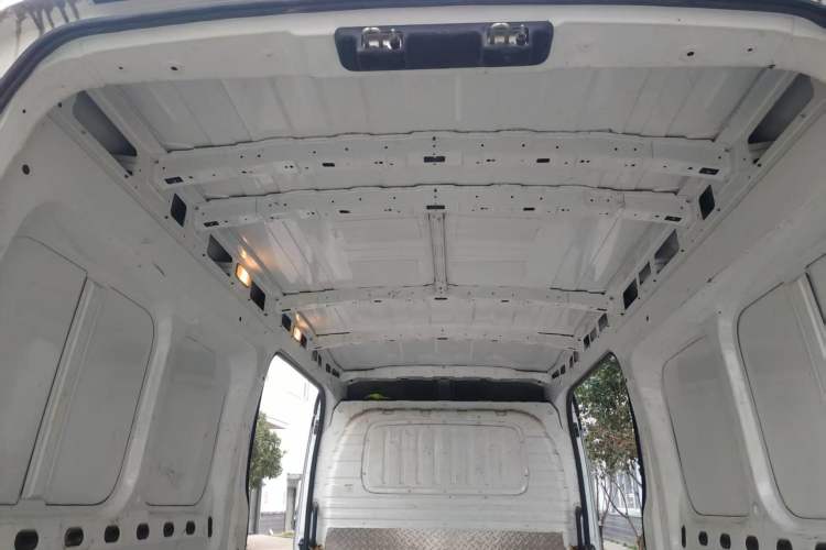 Used SAIC MAXUS Xintu V90 2022 2.0T Manual VAN Rear-Drive Extended Wheelbase High Roof with Dual Rear Tires 3-Seater
