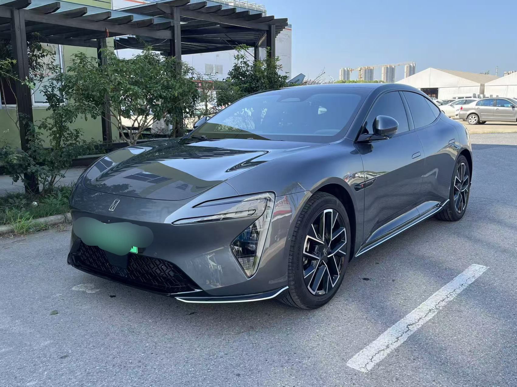 Под передней частью автомобиля