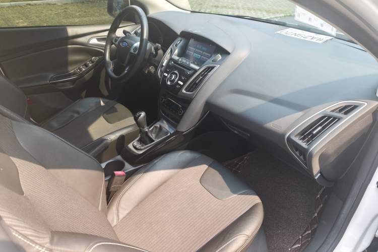Used Ford Focus 2012 Sedan 1.6L Manual Fashion Edition Interior 7