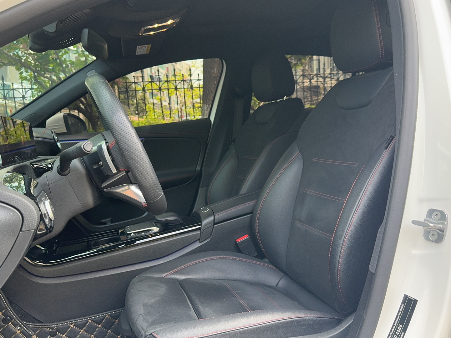 Переднее сиденье в автомобиле