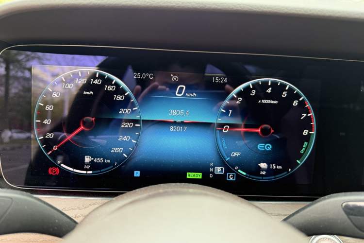 Used Mercedes-Benz E-Class New Energy 2022 Facelift E 350 e L Plug-in Hybrid Sedan Odometer Close Up