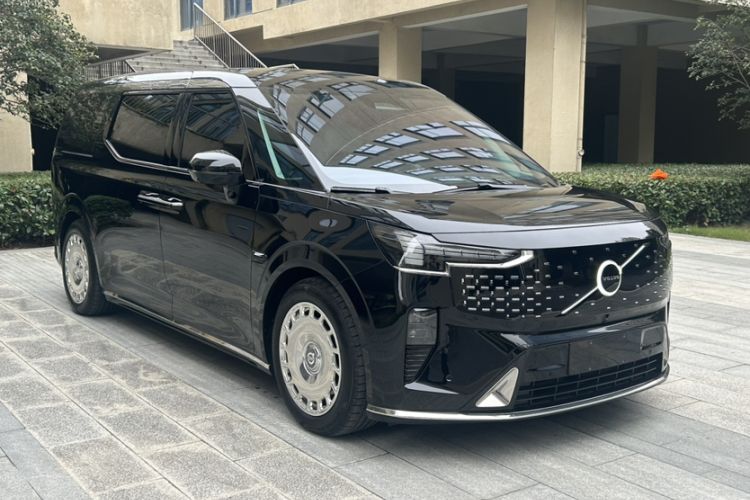 Used Volvo EM90 2025 Ultra Six-Seater