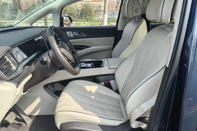 Used Denza D9 2024 DM-i 980 Four-Wheel Drive Flagship Model Interior 4