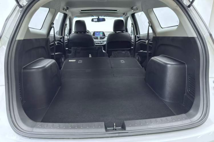 Used Baojun 310W 2018 1.5L Automatic Luxury Version China V Interior 5