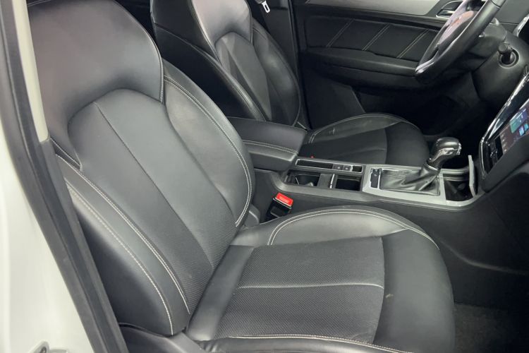 Used Roewe RX5 2016 20T Two-Wheel Drive Automatic Internet Smart Edition
