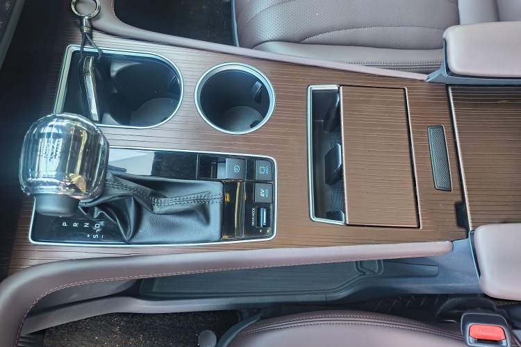 Used Toyota Granvia 2023 2.5L Hybrid Luxury Edition Gear Lever