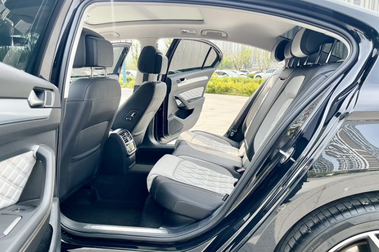 Used Volkswagen Magotan 2023 2 Million Units Commemorative Edition 330TSI DSG Luxury Version Interior 7