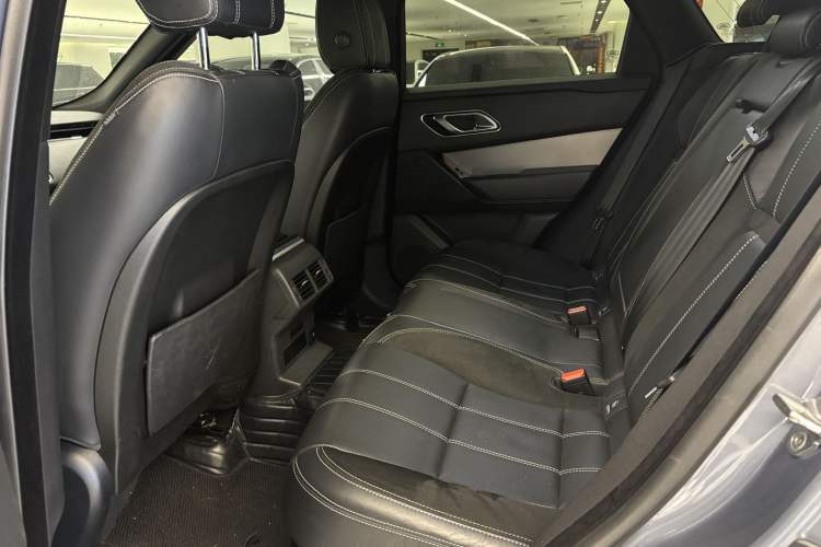 Used Land Rover Range Velar 2019 250 PS R-DYNAMIC S Interior 12
