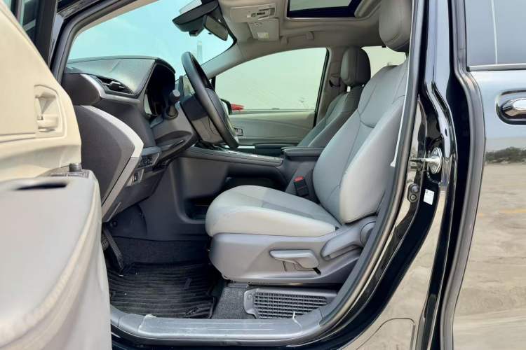 Used Toyota Granvia 2024 2.5L Hybrid Comfort Edition
