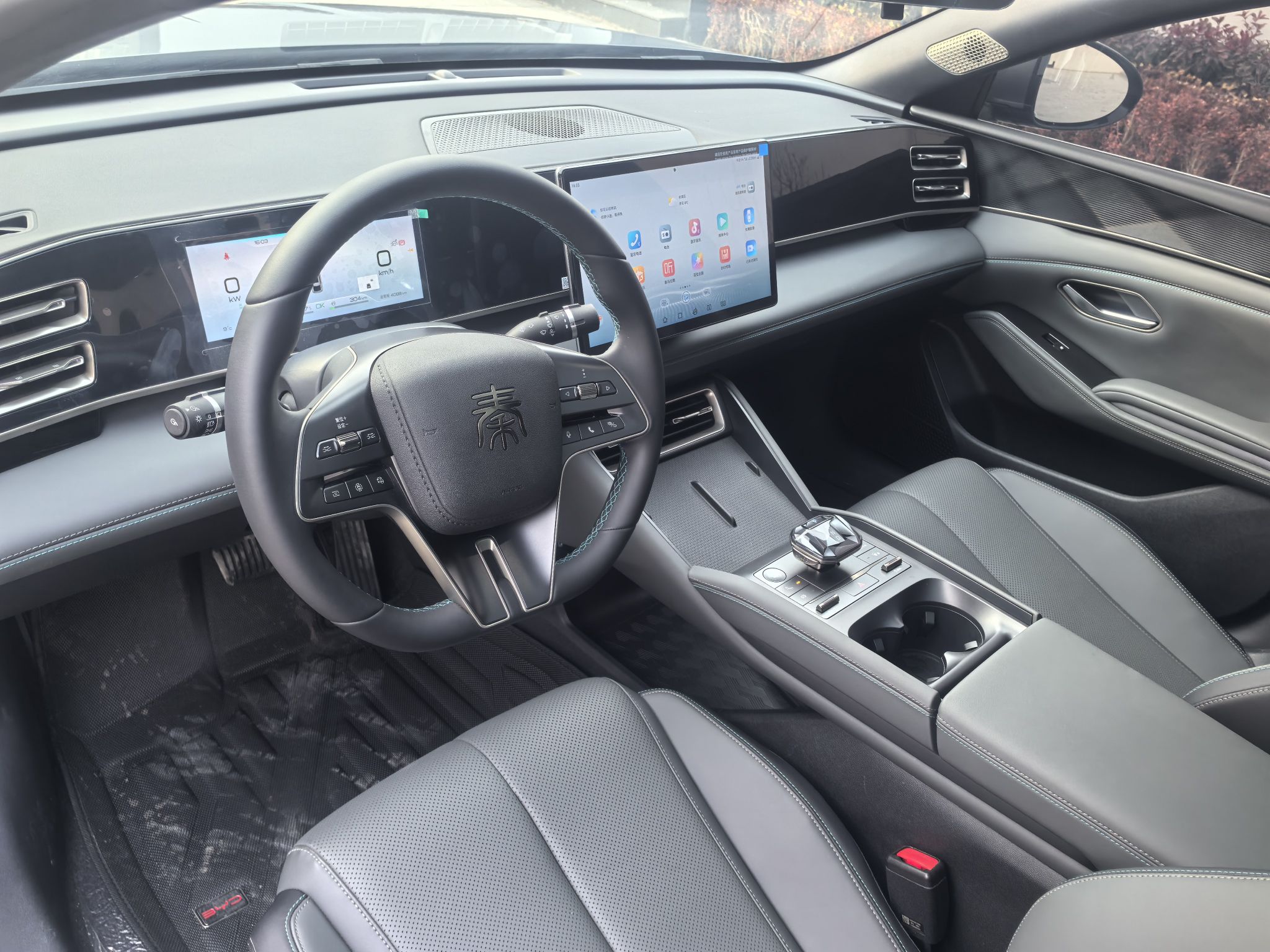 المقاعد الأمامية داخل السيارة