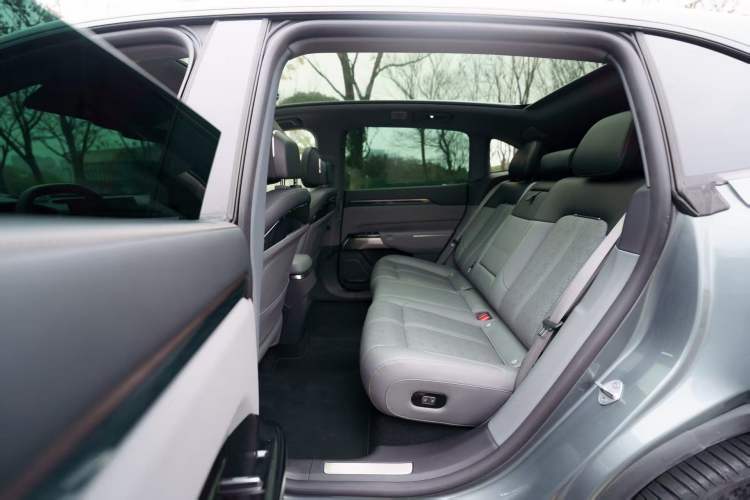 Used Zeekr 7X 2025 100 kWh Long-Range Rear-Wheel Drive with Intelligent Driving Features