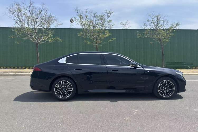 Used BMW 5 Series 2025 530Li Leading Model M Sport Package Exterior 6