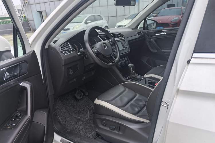 Used Volkswagen Tiguan L 2017 330TSI Automatic Two-Wheel Drive Comfort Edition Interior 6