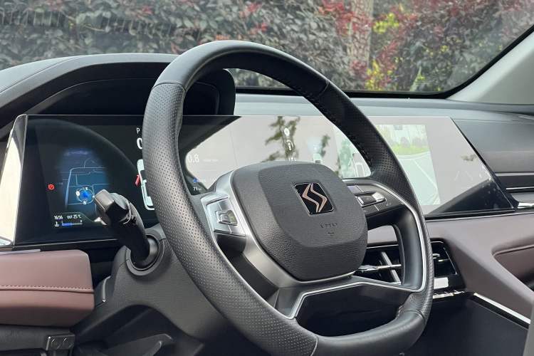 Used SOL X8 PLUS 2023 1.5 TGDI DCT Smart Edition 6-Seater