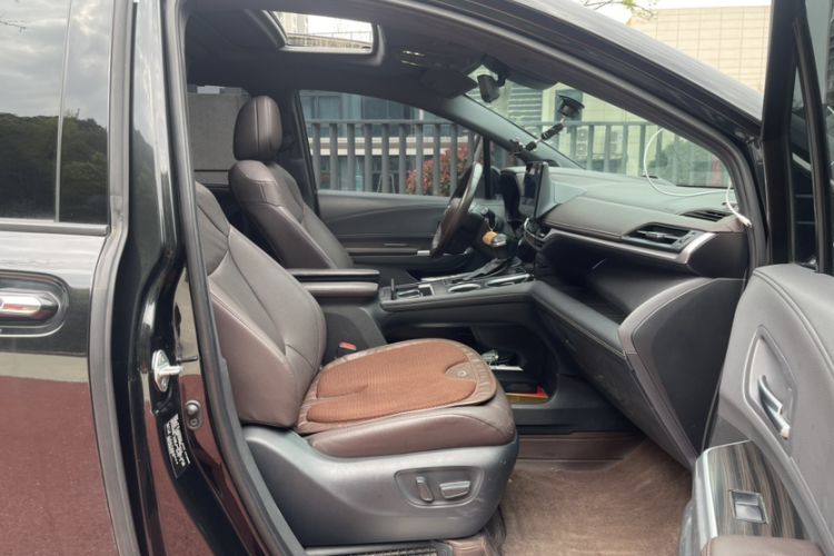 Used Toyota SIENNA 2021 2.5L Hybrid Platinum Edition Interior 8