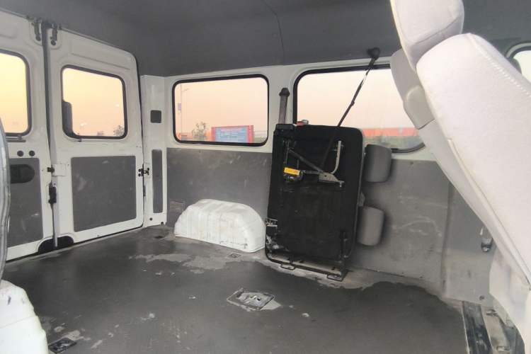 Used Dongfeng Yufeng Yufeng 2021 2.5T V9 Value-Added Logistics Vehicle Short Wheelbase Mid-Roof Design 5-9 Seater China V Emission Standard ZD25
