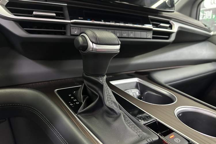 Used Toyota Granvia 2024 2.5L Hybrid Prestige PLUS Four-Wheel Drive Version
