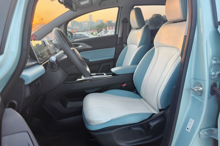 Used Geometry E Firefly 2024 301km Starlight Left Front Seat