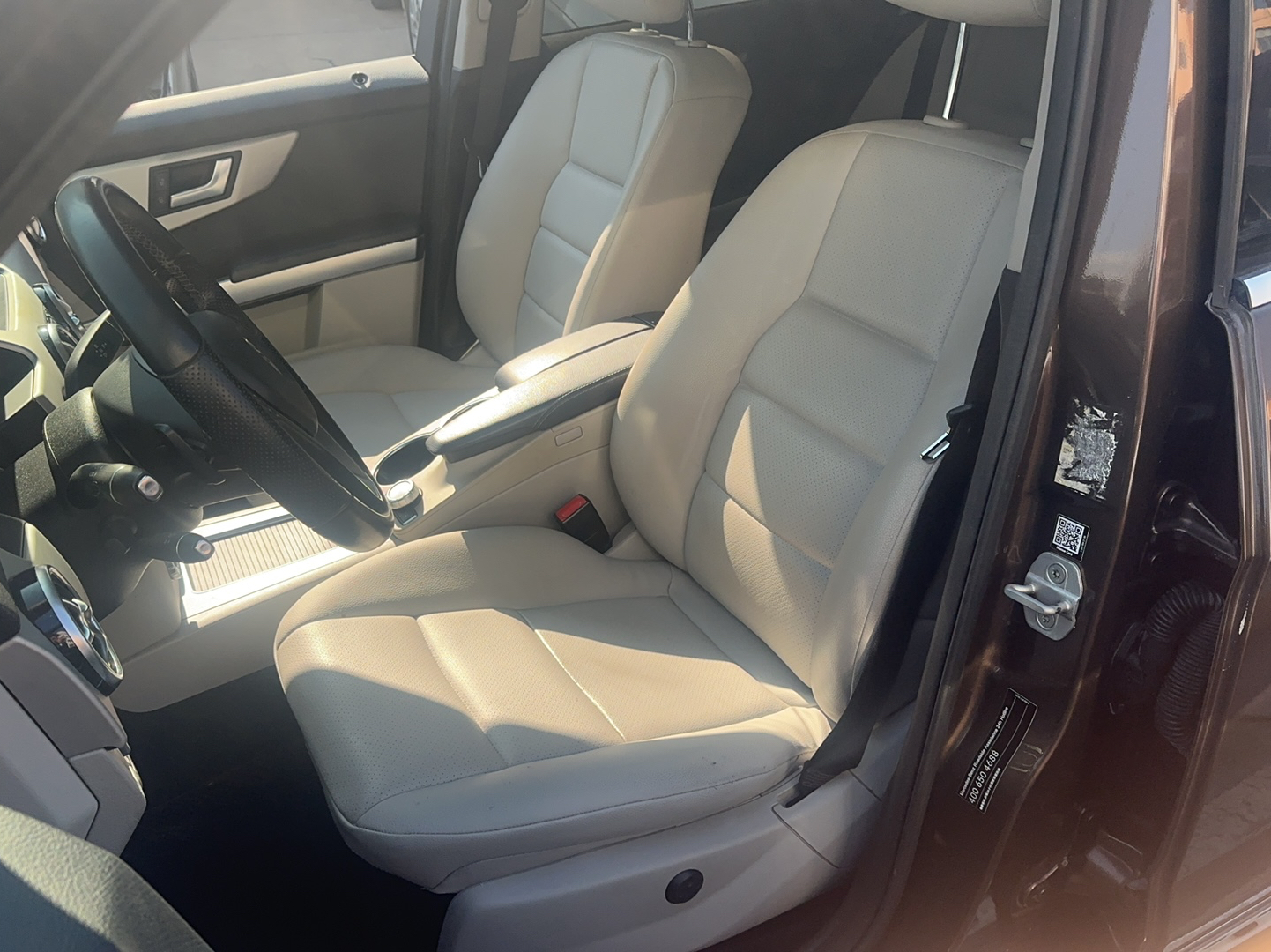 المقاعد الأمامية داخل السيارة