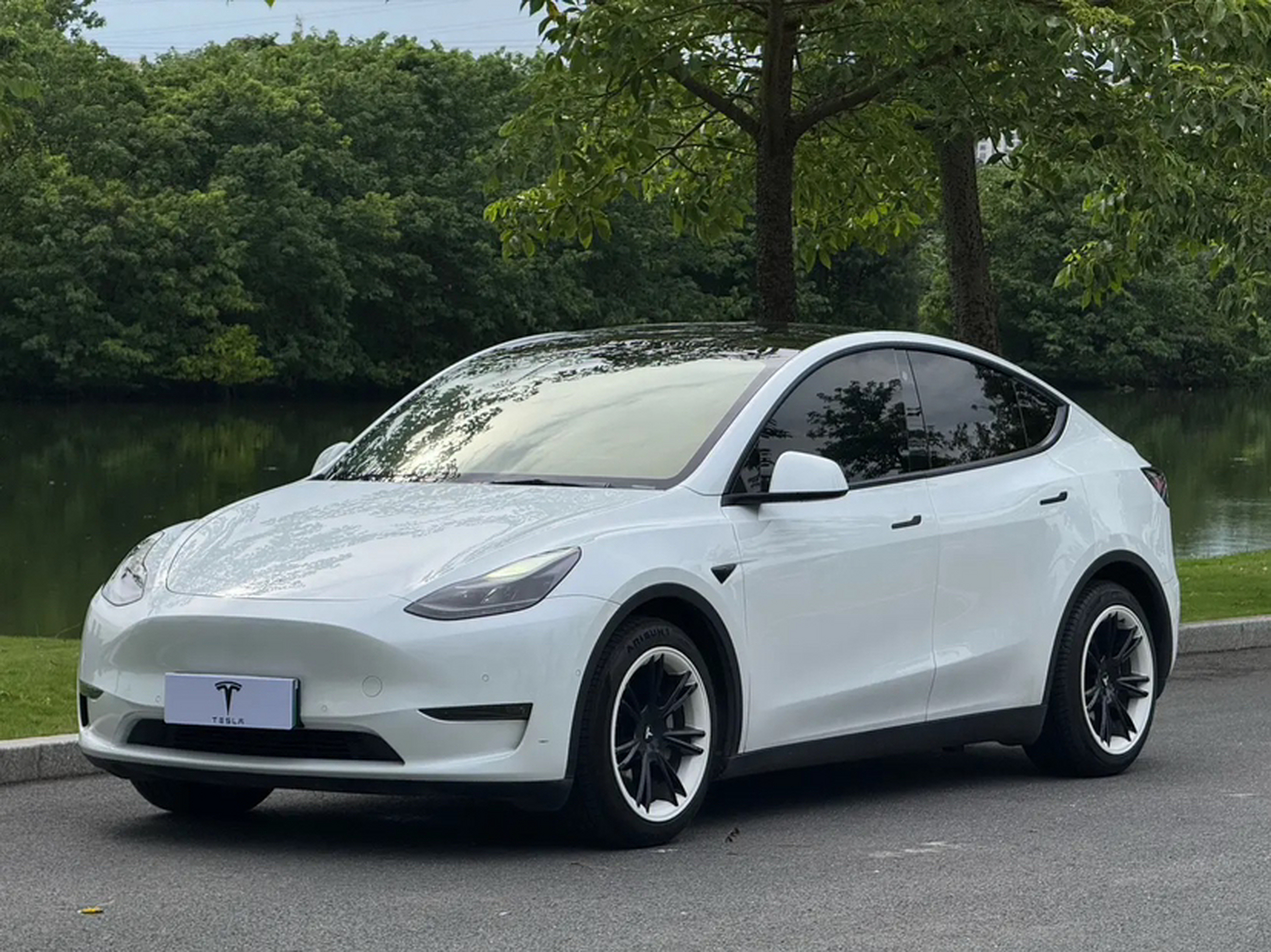 Unter der Vorderseite des Autos